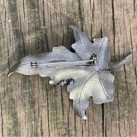 VINTAGE HOLIDAY LEAF BROOCH SILVER TONE - Picture 3 of 6